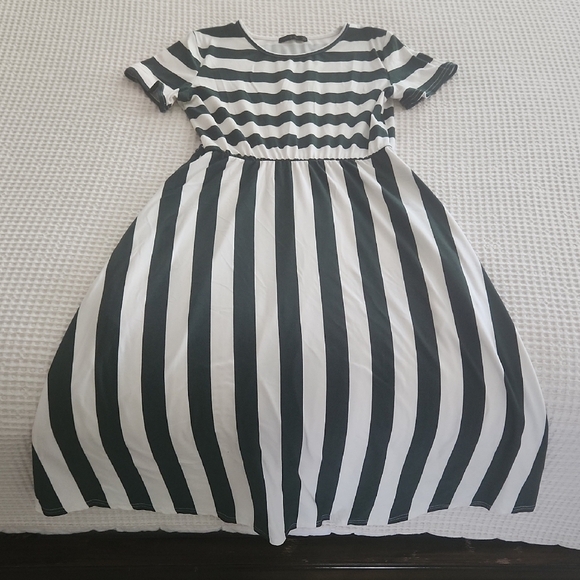 Chic Striped Top - Picture 1 of 5